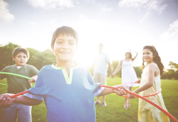 Familjen gör övning med hula hoops — Stockfoto