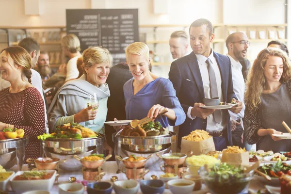 Persone con tazze e piatti — Foto Stock