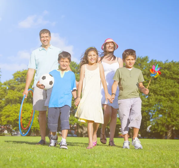 Familia feliz juntos al aire libre — Foto de Stock