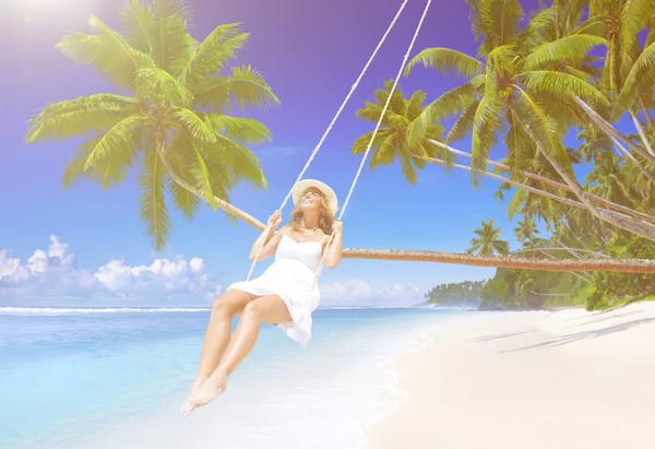 Woman relaxing on beach — Stock Photo, Image