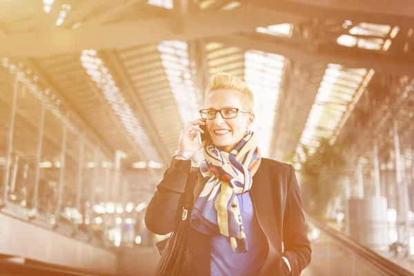 Donna d'affari che utilizza il telefono cellulare — Foto Stock