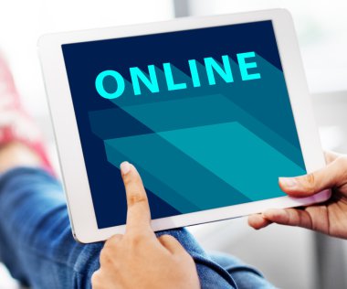 Tablet kullanan kadın 