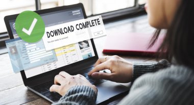 Yükleme tamamlandı ile laptop yazarak kadın