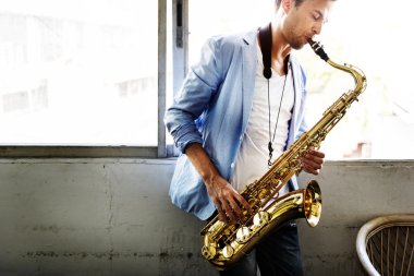 jazzman oynarken saksafon