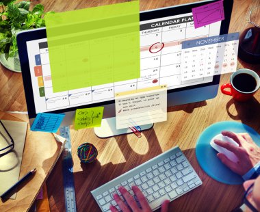 Office bilgisayarda çalışan adam