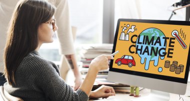 İklim değişikliği ile monitörde gösterilen kadın