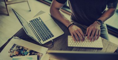 bilgisayarda çalışan adam