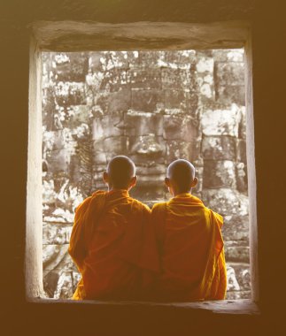 Rahipler, Angkor Wat düşünürken