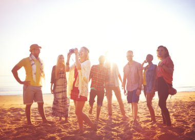 Arkadaş grubu var eğlenceli plaj