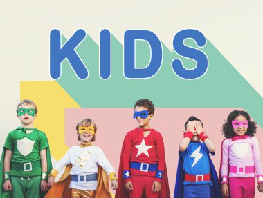 Birlikte oynayan süper kahraman çocukları