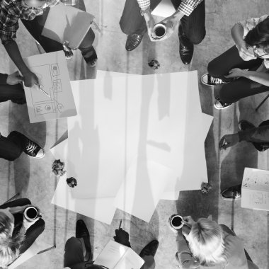 Bir proje planlama toplantısı üzerinde tasarım ekibi 