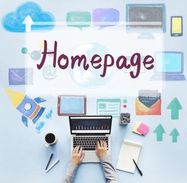 laptop ile çalışan kişi 