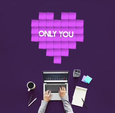 laptop ile çalışan kişi