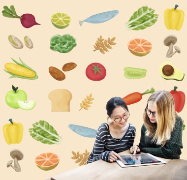 Tablet ile birlikte çalışan kadınlar