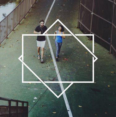 Çift birlikte koşuyor.