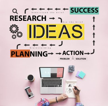 laptop ile çalışan kişi 