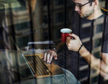 bilgisayarda çalışan adam