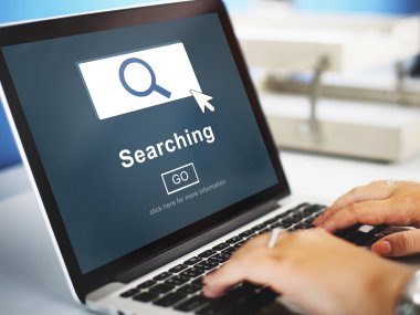 Dizüstü bilgisayarda arama kullanarak iş adamı 