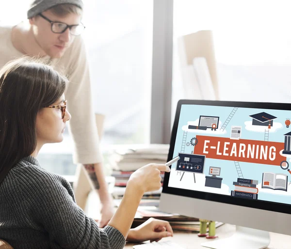 Vrouw tonen op monitor met e-learning — Stockfoto