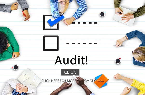 Mensen uit het bedrijfsleven wijzen op Audit — Stockfoto