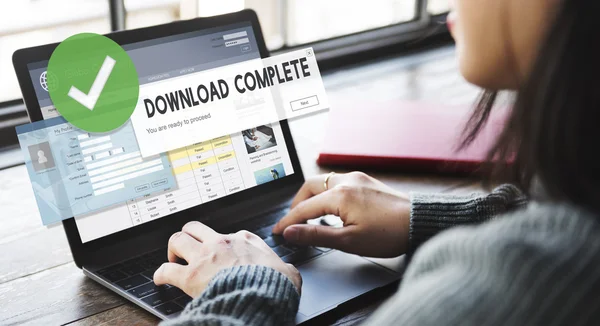 Typen op laptop met Download Complete vrouw — Stockfoto