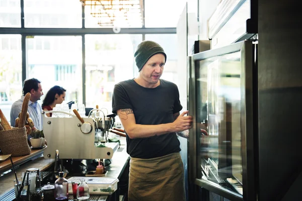 Hombre trabajando en una cafetería —  Fotos de Stock