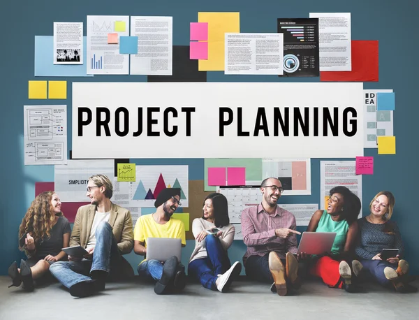 Diversidad de amigos cerca de la pared con Project Planning — Foto de Stock