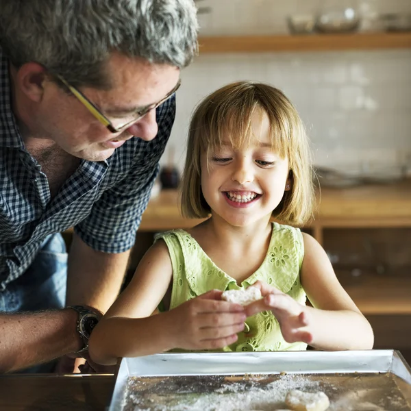 Niña y abuelo hornear galletas — Foto de Stock