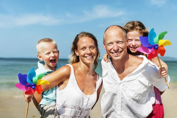 Familia con niños en la playa — Foto de Stock