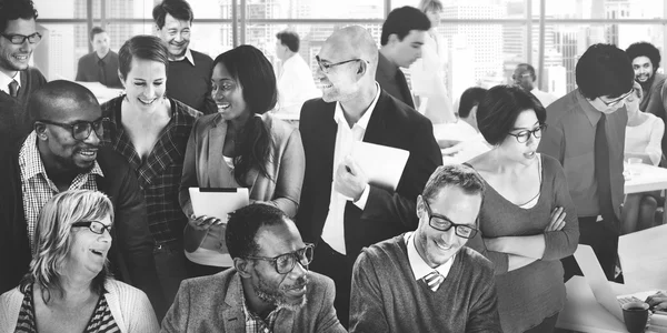 Studenten sprechen im Hörsaal — Stockfoto