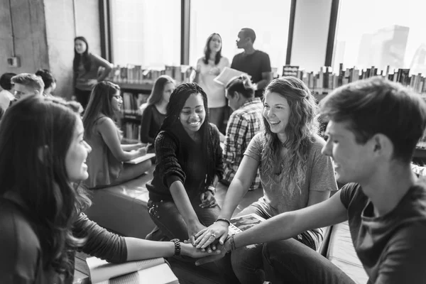 Diversidade e estudantes felizes juntos — Fotografia de Stock