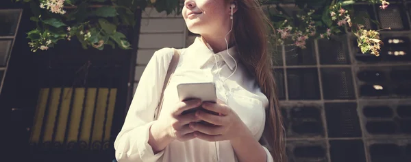 Žena používající chytrý telefon — Stock fotografie