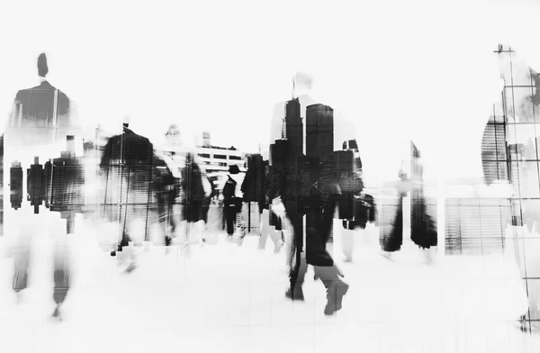 Ділові люди ходять містом — стокове фото