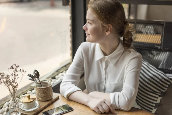 Femme passe du temps à Cafe — Photo