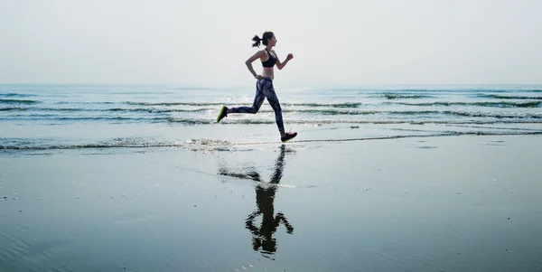 Mulher correndo em Morning Beach — Fotografia de Stock