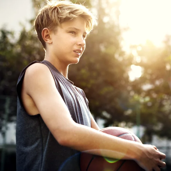 Jongen die basketbal speelt — Stockfoto