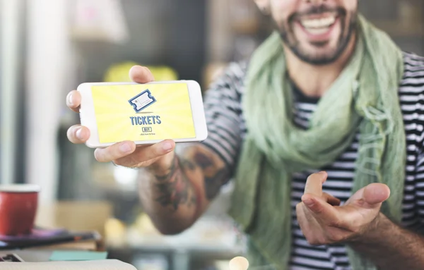 Mann hält Smartphone in der Hand — Stockfoto