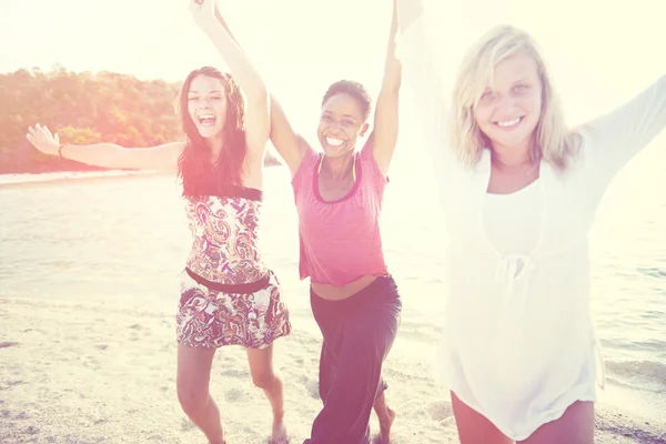 Donne che si divertono sulla spiaggia — Foto Stock