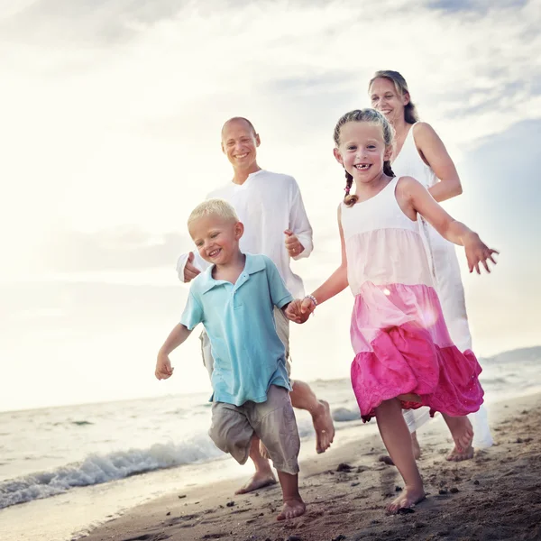 Familia feliz con niños en la playa — Foto de Stock