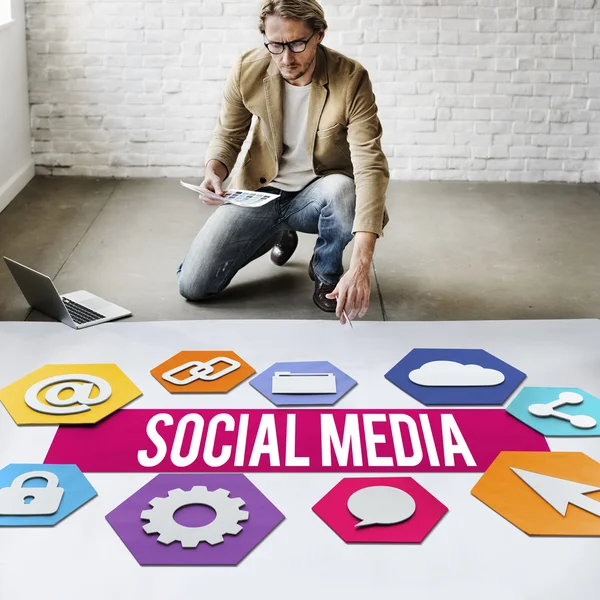 Biznesmen z mediów społecznych — Zdjęcie stockowe