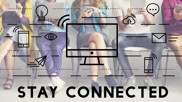 oturan ve tarama dijital becerikli insanlar 