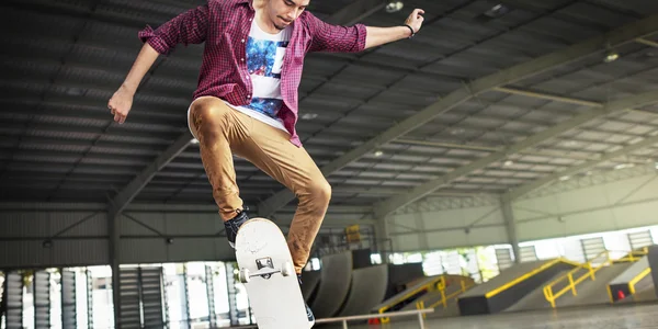 Man hoppa på Skateboard — Stockfoto