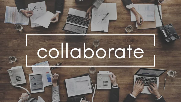 Ofiste çalışan iş adamları