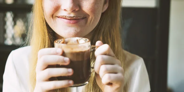 Vrouw drinken warme chocolademelk — Stockfoto