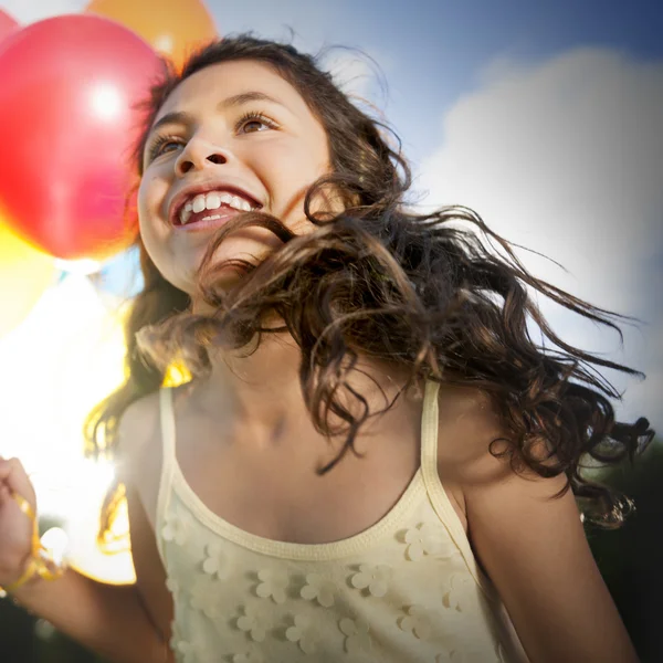 女孩玩着五颜六色的气球 — 图库照片