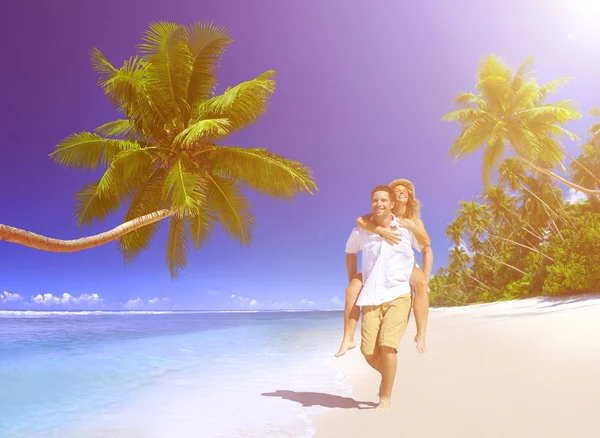 Pareja pasando la luna de miel en la isla —  Fotos de Stock