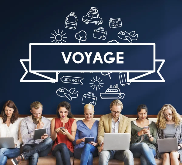 Mensen zitten met apparaten en Voyage — Stockfoto