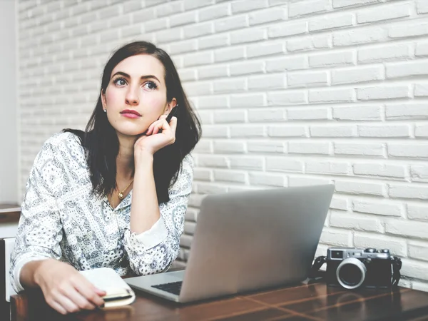 Mulher usando laptop — Fotografia de Stock