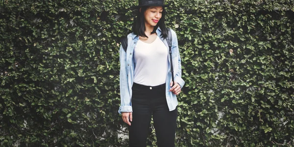 Азиатка в джинсовой куртке — стоковое фото