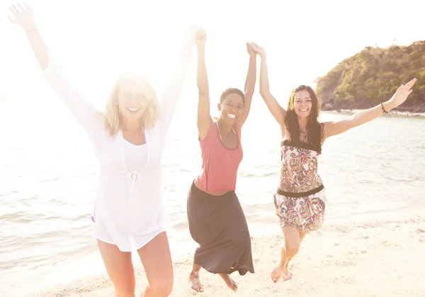 Vrouwen die genieten van het strand. — Stockfoto